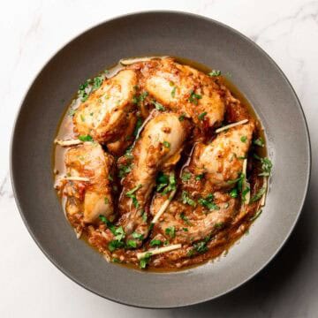 kali mirch chicken karahi served on a plate