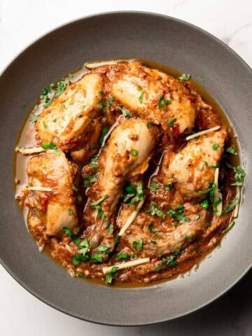 kali mirch chicken karahi served on a plate