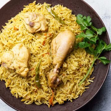 hariyali chicken pulao on a plate