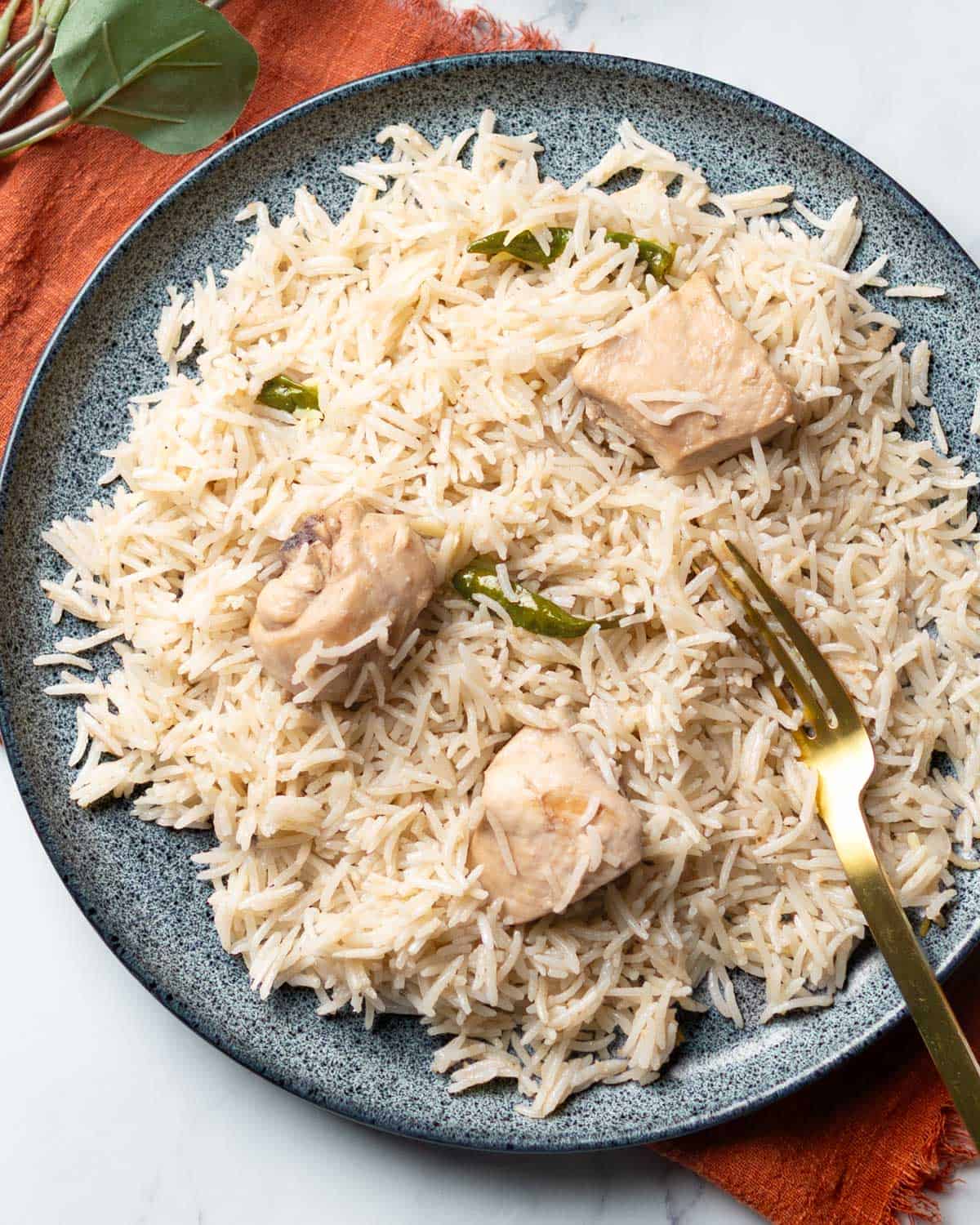 yakhni chicken pulao on a plate