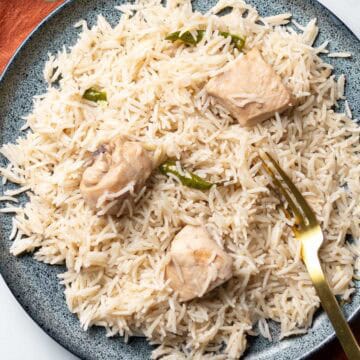 yakhni chicken pulao served on a plate