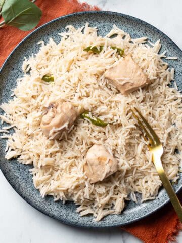 yakhni chicken pulao served on a plate