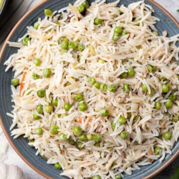 matar pulao served on a plate