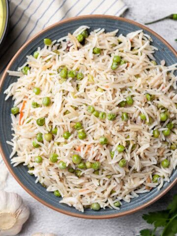 matar pulao served on a plate